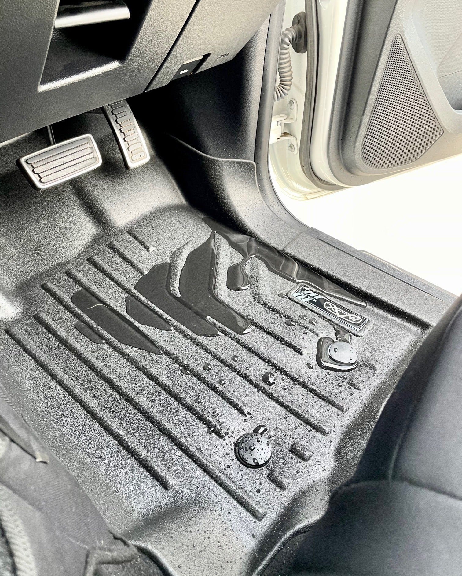 Floor Liners Suitable For NF Volkswagen Amarok 2022+ Rows 1 & 2