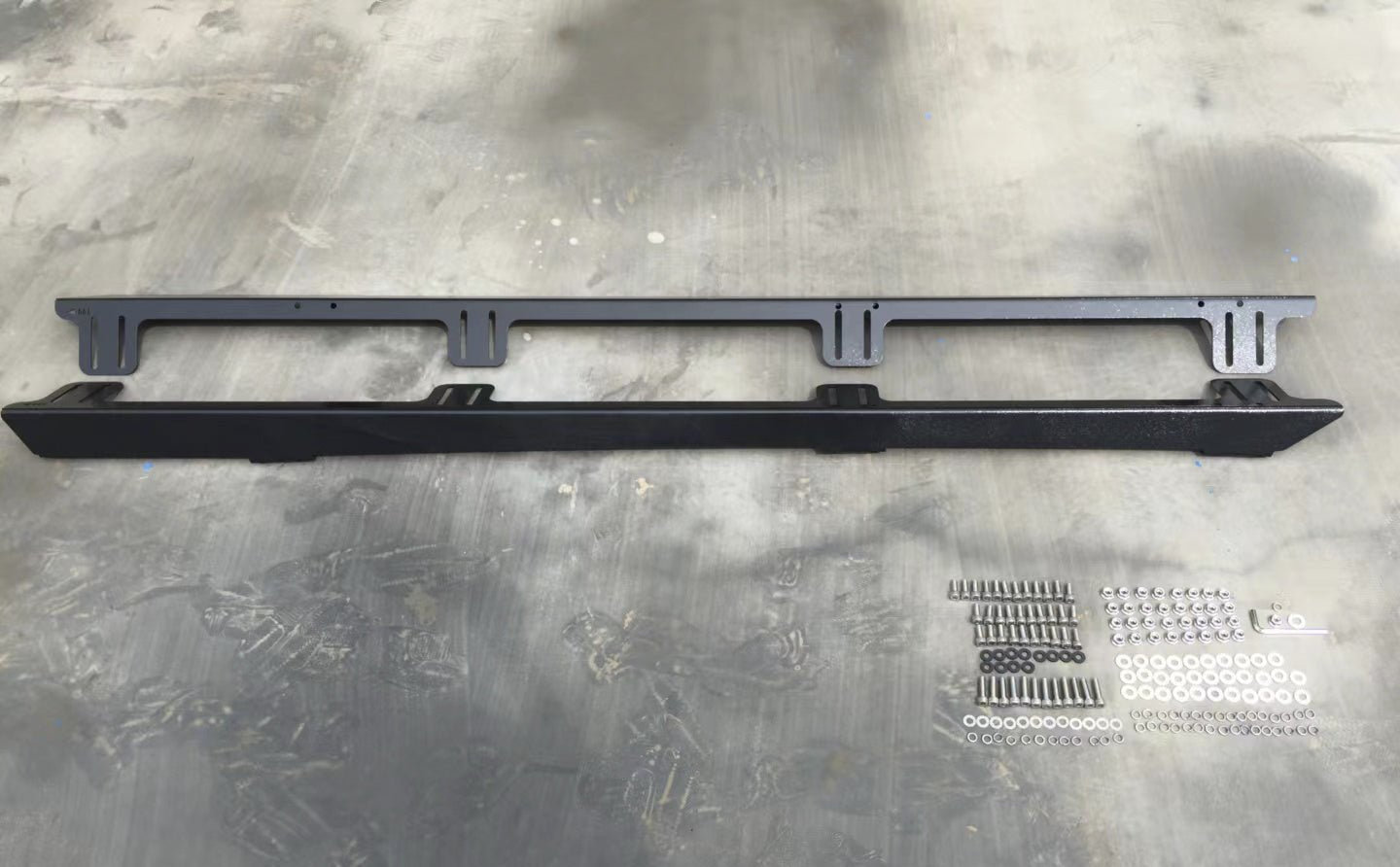 Black Steel Backbone Bracket Suitable For Toyota Landcruiser 200s - [ARR platforms]