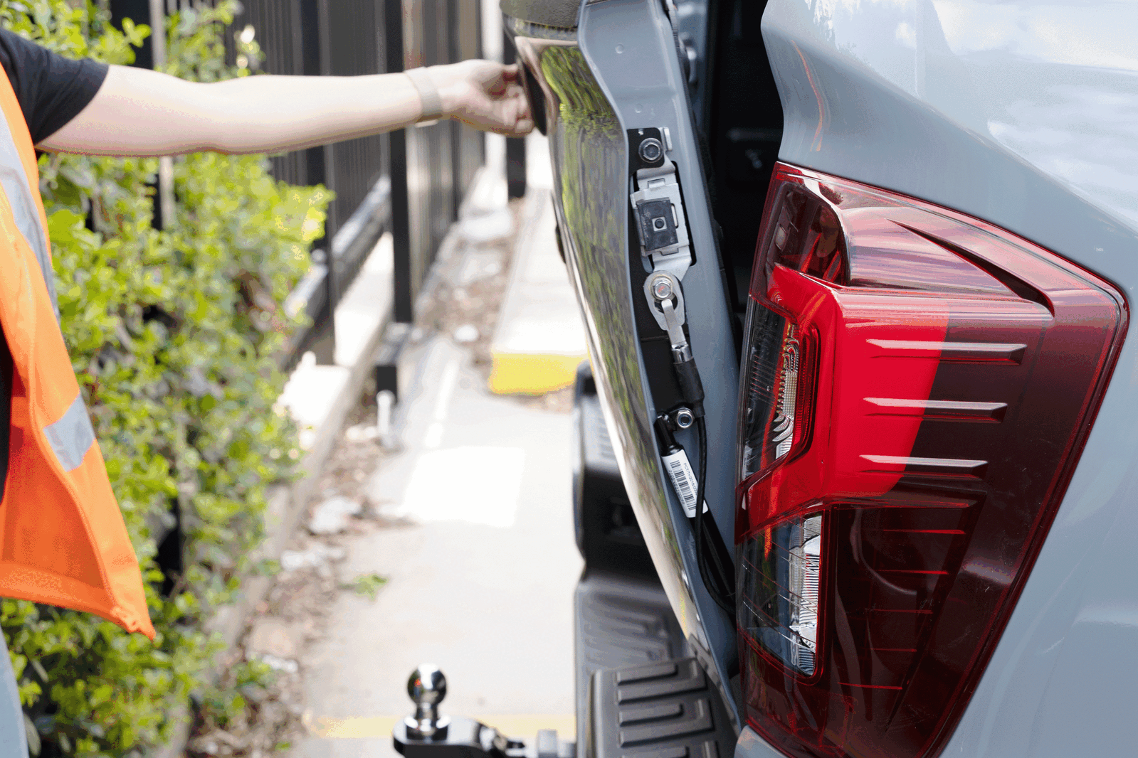 Tailgate Tail Gate Assist Kit Suitable For Nissan Navara NP300 2021-2024