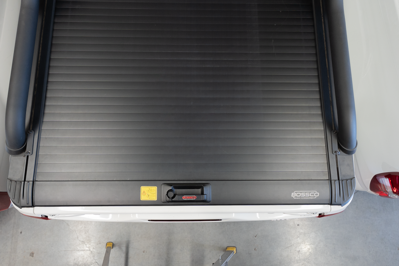 Bossco manual roller cover with aluminium slats and central locking handle